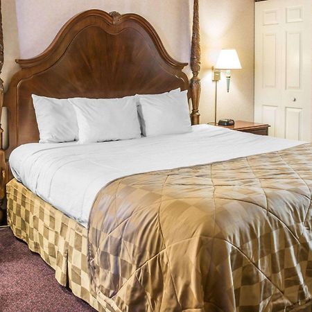 Clarion Hotel Beachfront Mackinaw City Esterno foto