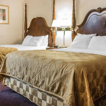 Clarion Hotel Beachfront Mackinaw City Esterno foto