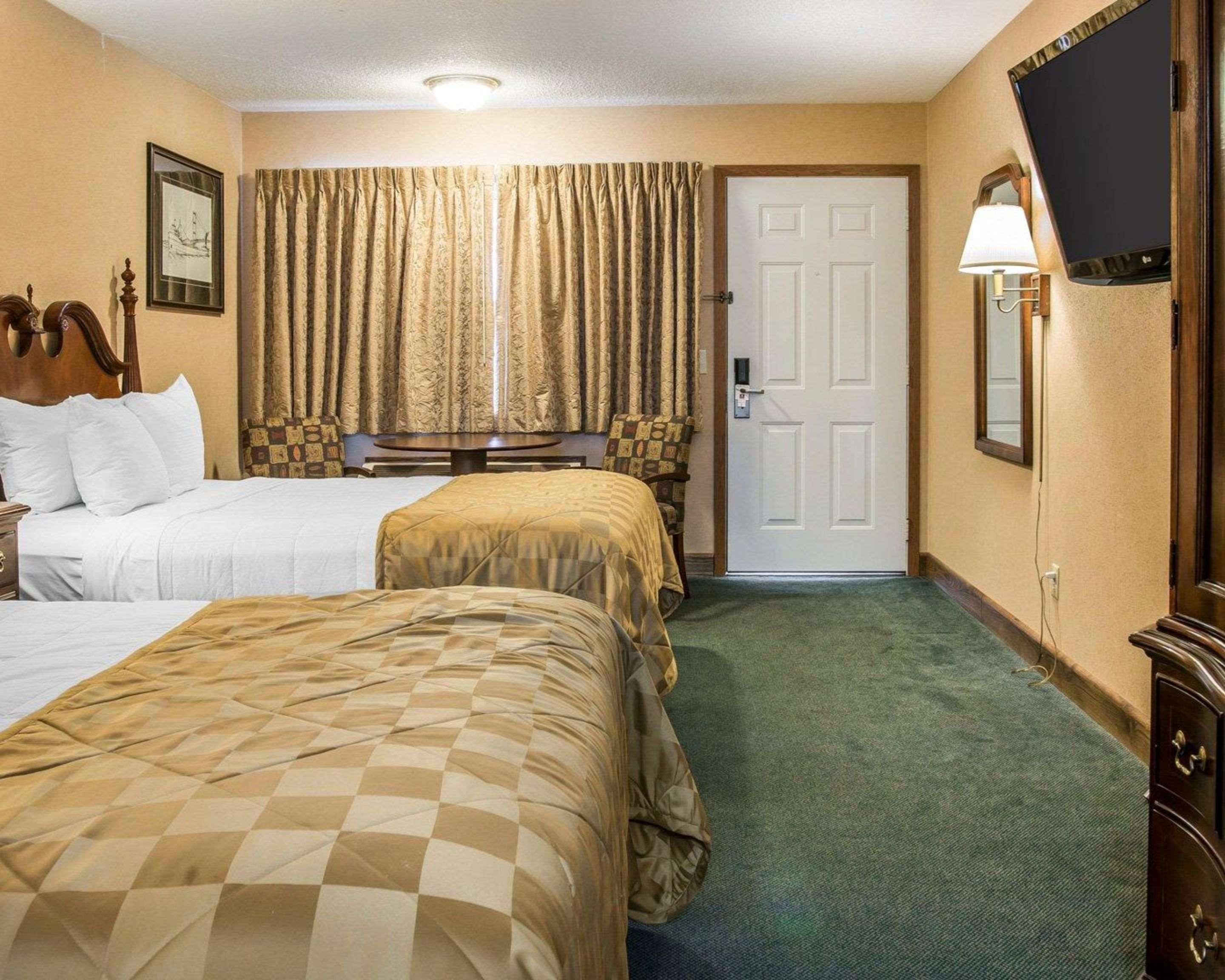Clarion Hotel Beachfront Mackinaw City Esterno foto