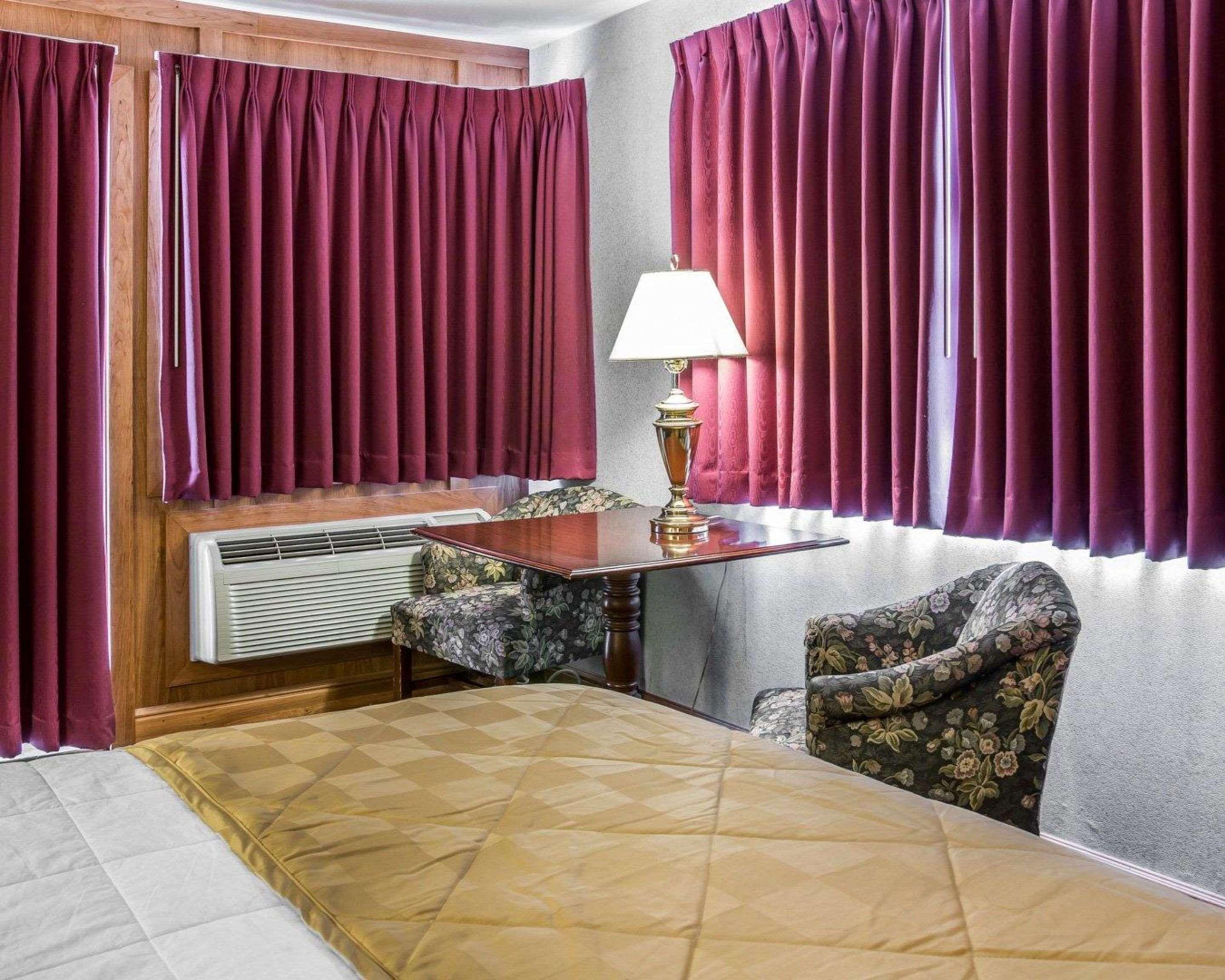 Clarion Hotel Beachfront Mackinaw City Esterno foto