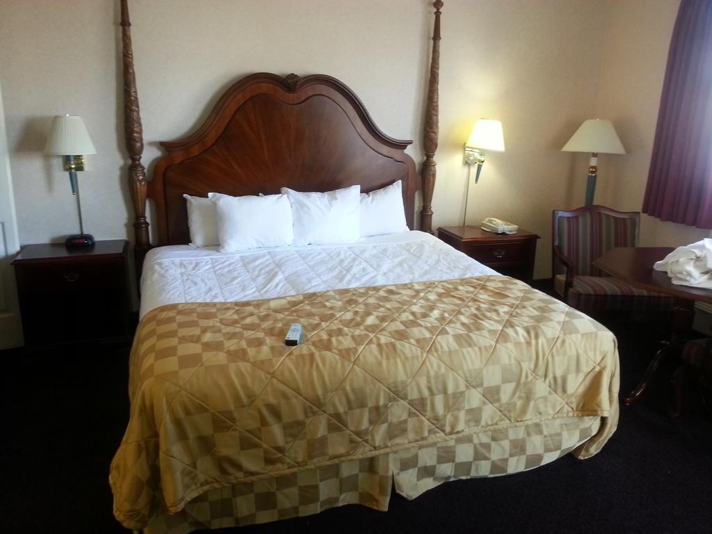 Clarion Hotel Beachfront Mackinaw City Esterno foto