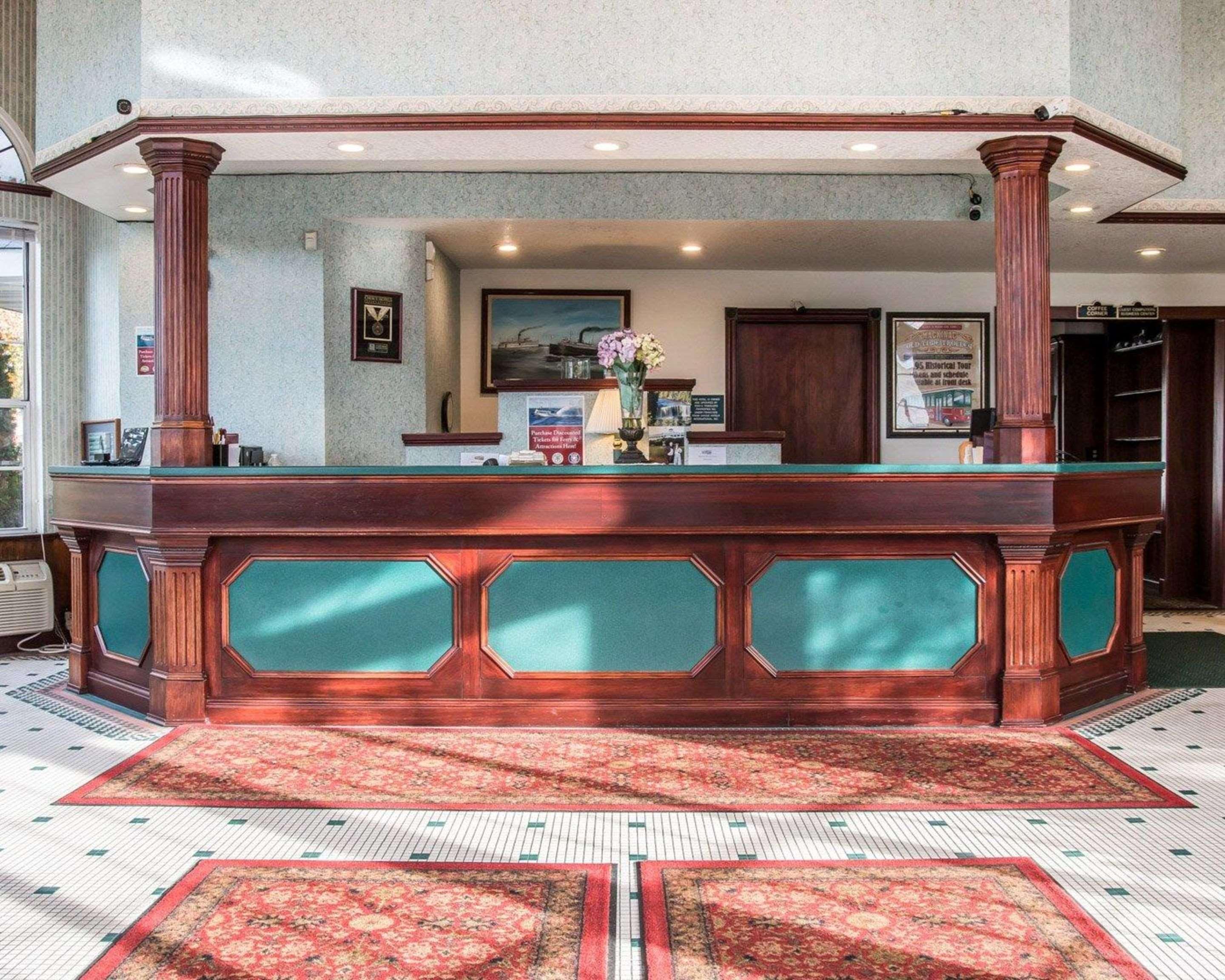 Clarion Hotel Beachfront Mackinaw City Esterno foto