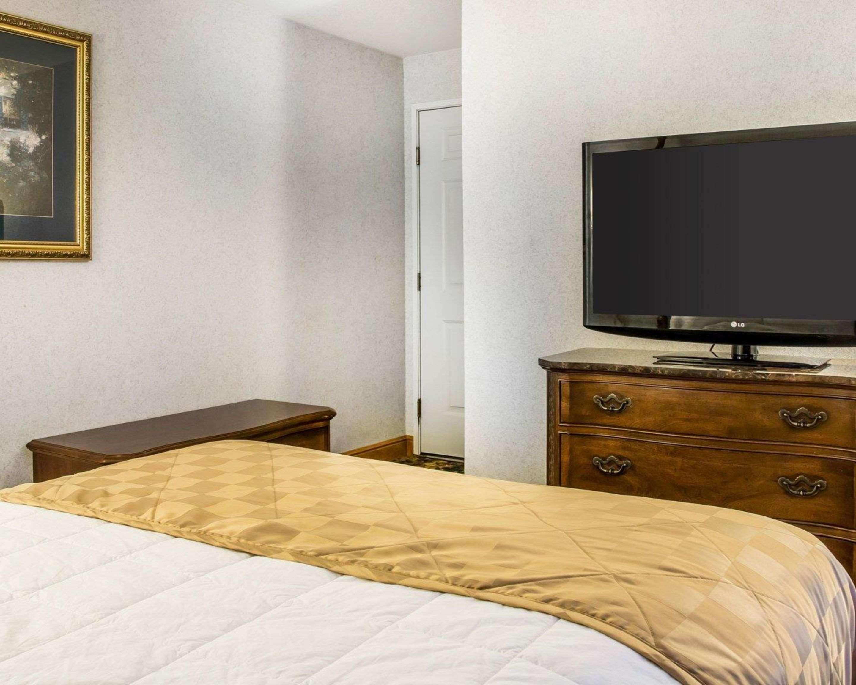 Clarion Hotel Beachfront Mackinaw City Esterno foto