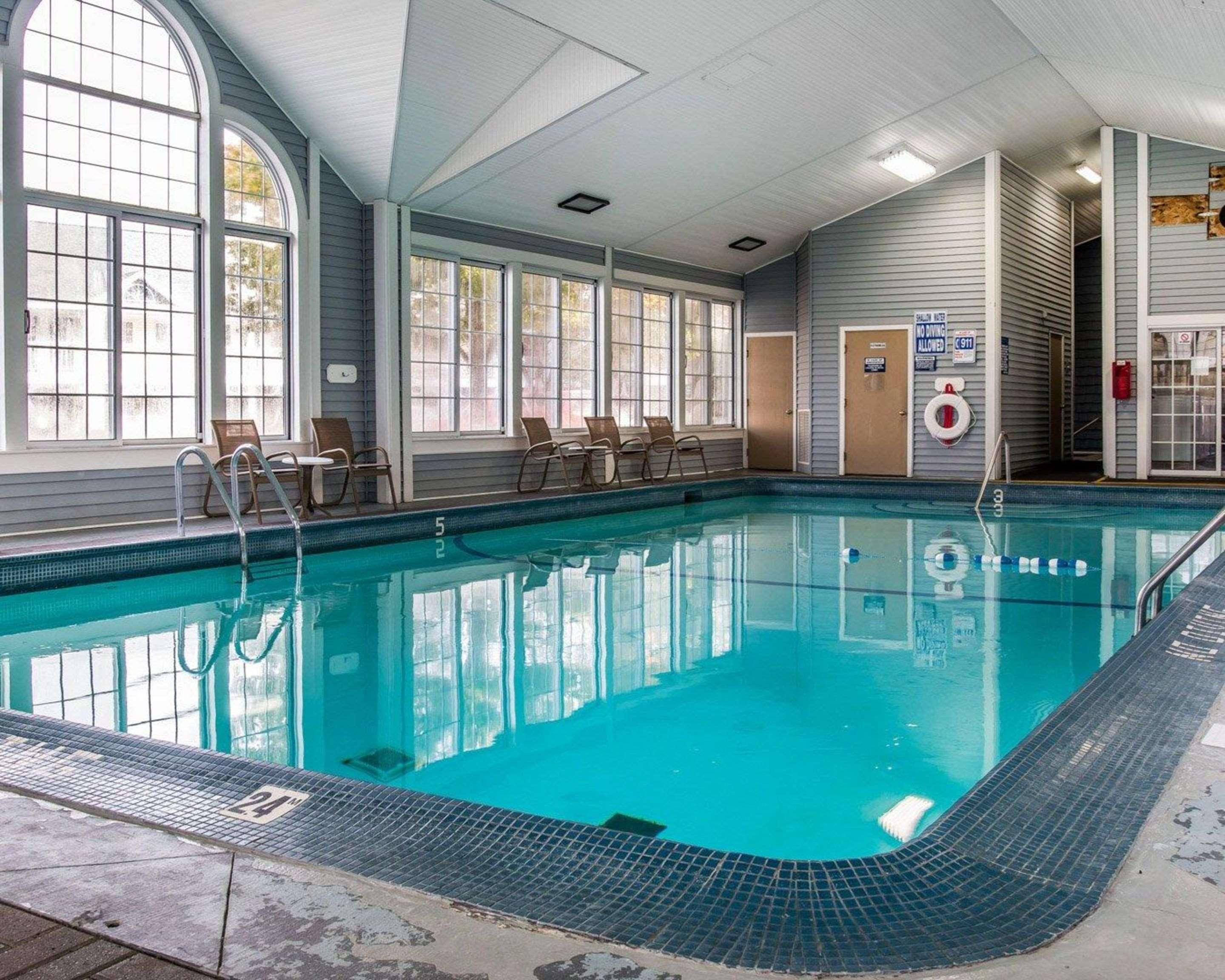 Clarion Hotel Beachfront Mackinaw City Esterno foto