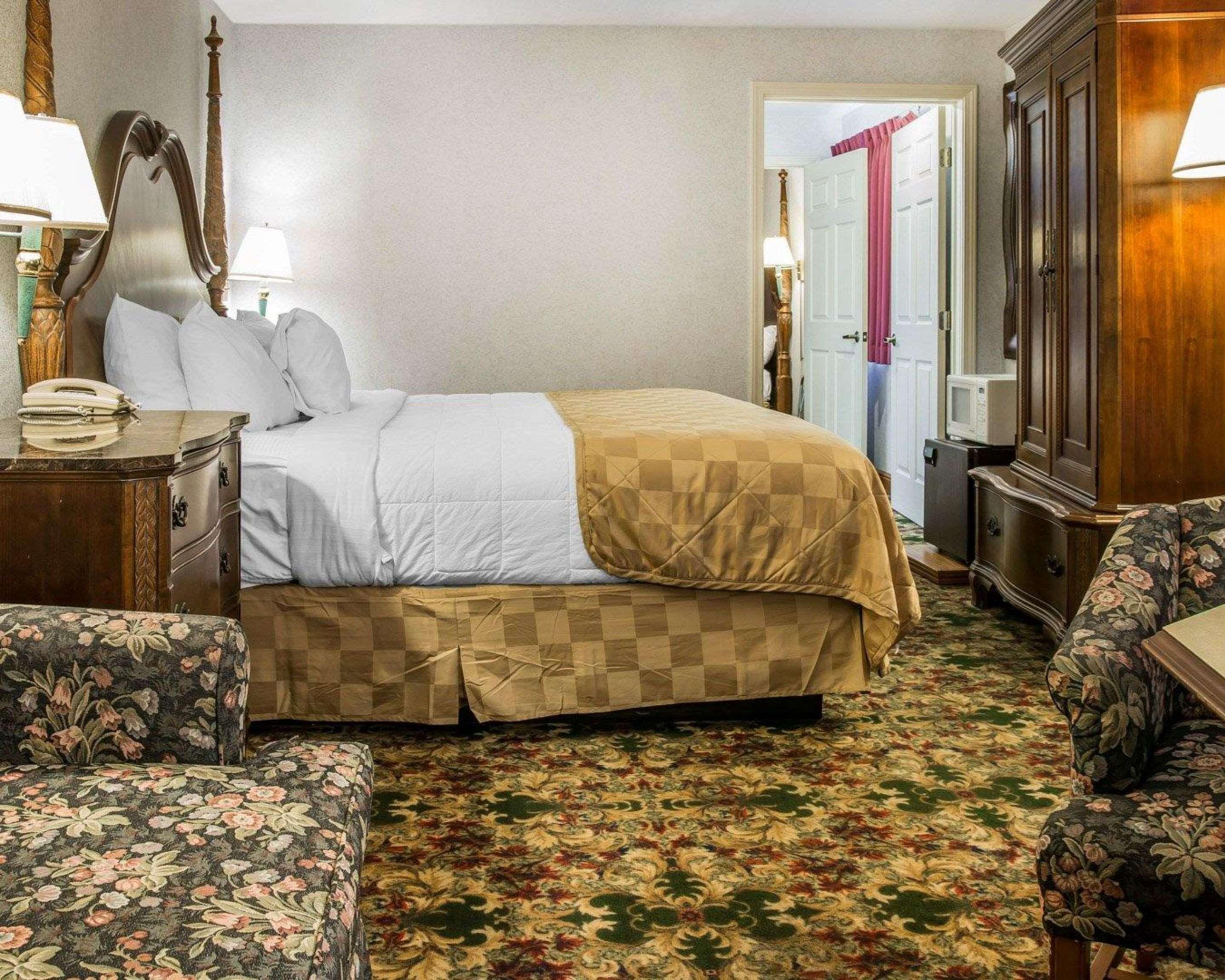 Clarion Hotel Beachfront Mackinaw City Esterno foto