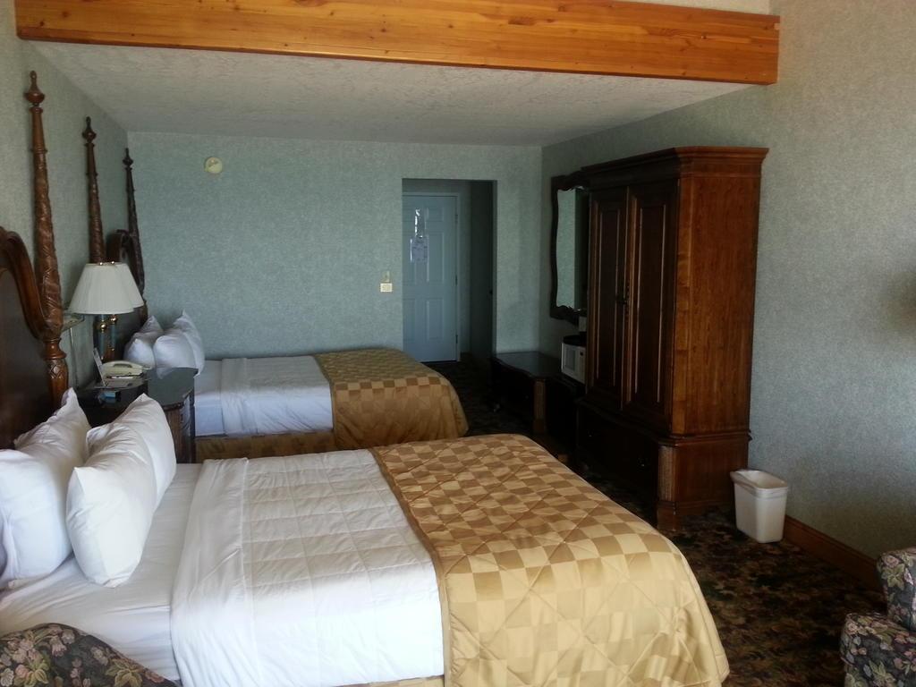 Clarion Hotel Beachfront Mackinaw City Esterno foto