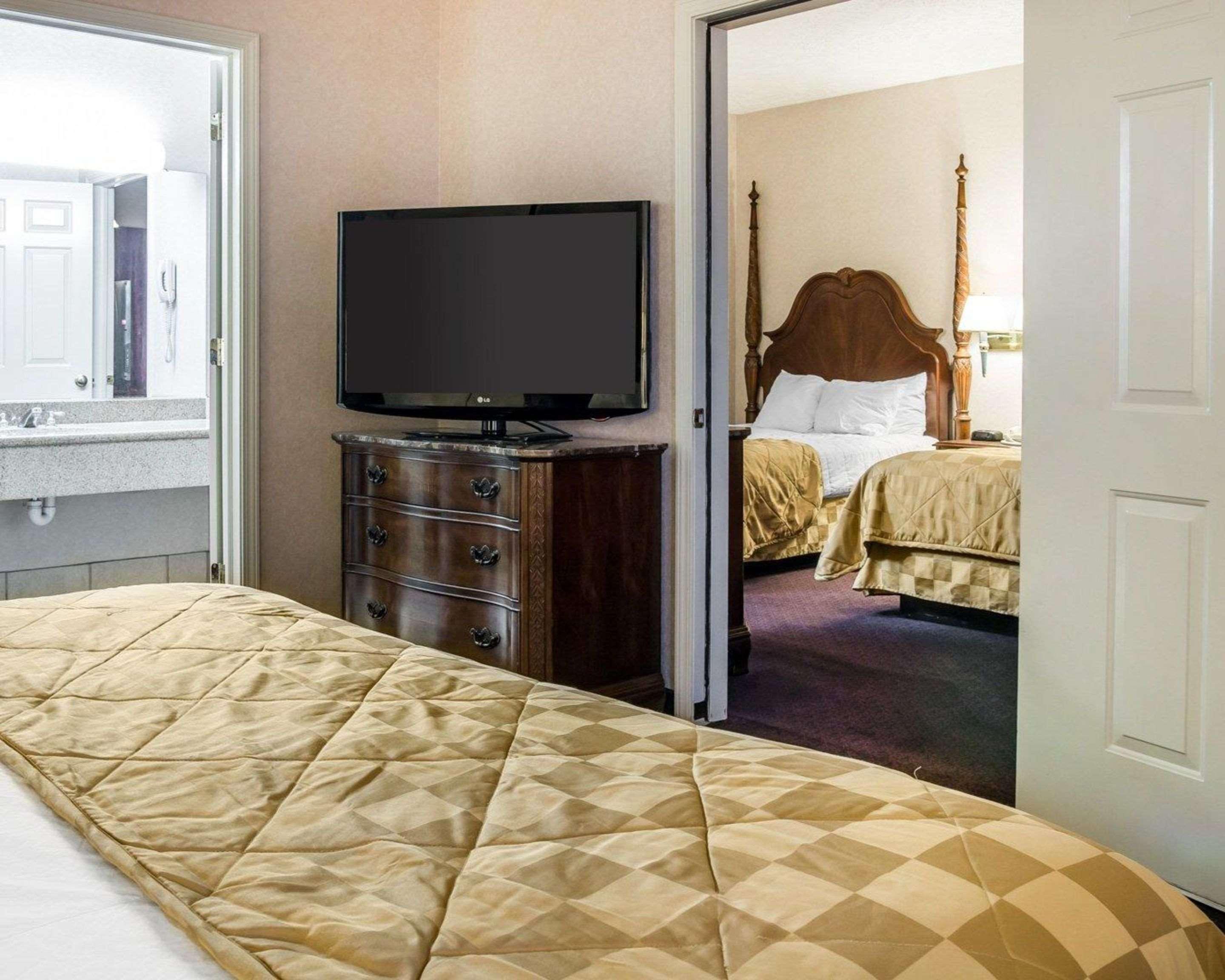 Clarion Hotel Beachfront Mackinaw City Esterno foto