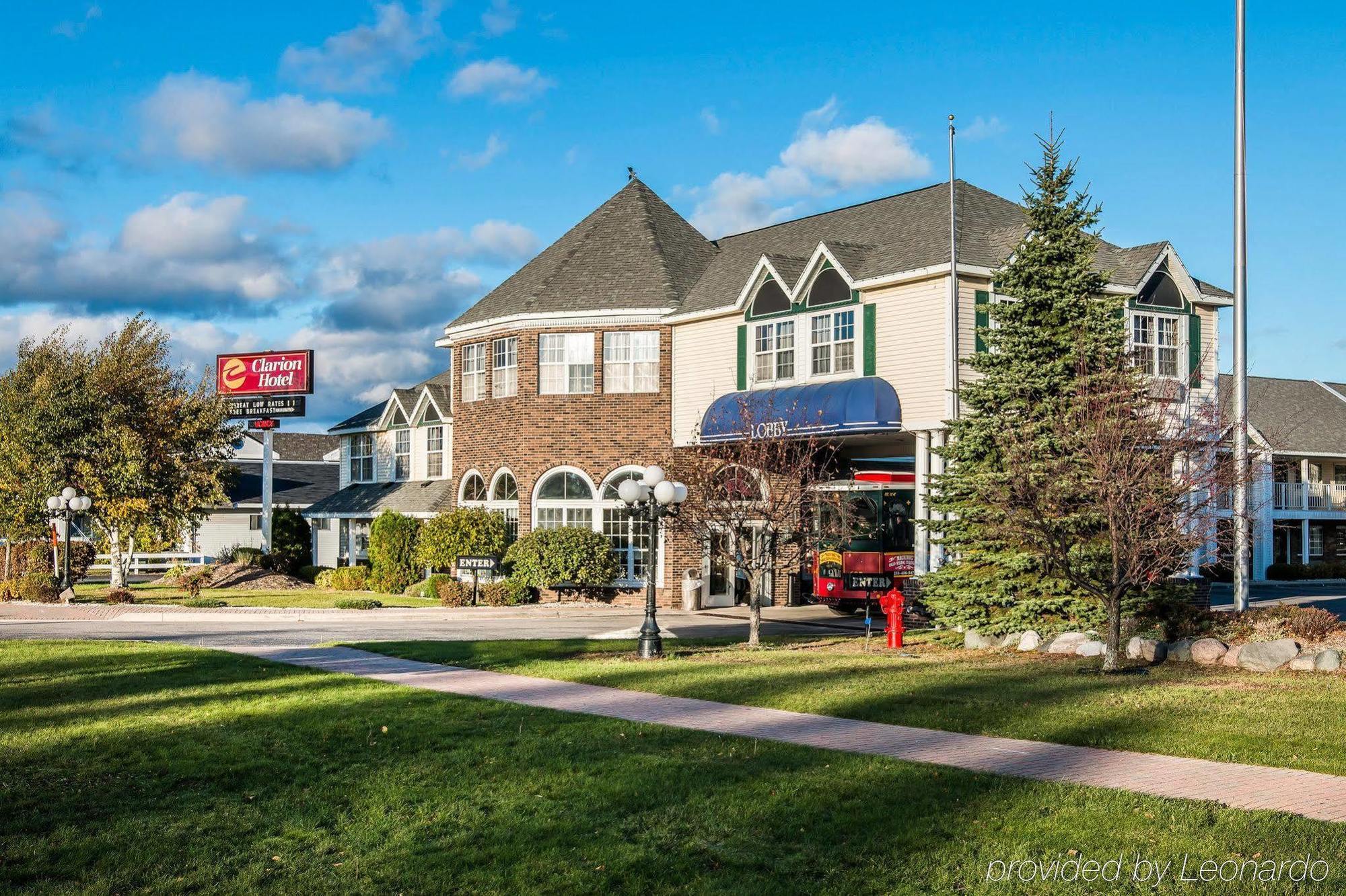 Clarion Hotel Beachfront Mackinaw City Esterno foto