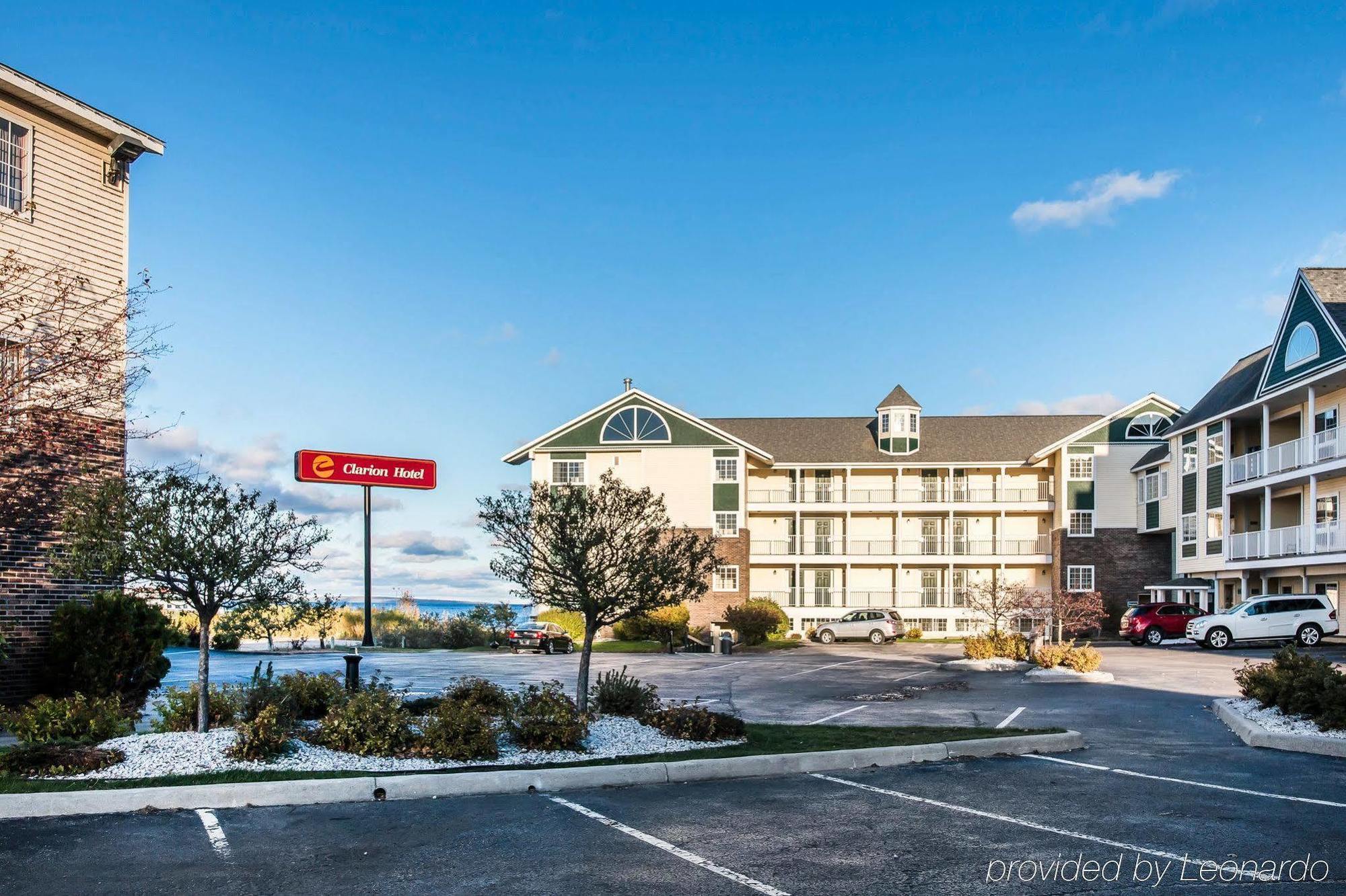 Clarion Hotel Beachfront Mackinaw City Esterno foto