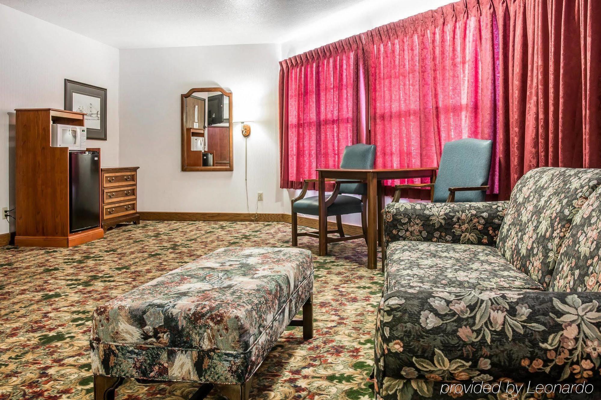 Clarion Hotel Beachfront Mackinaw City Esterno foto