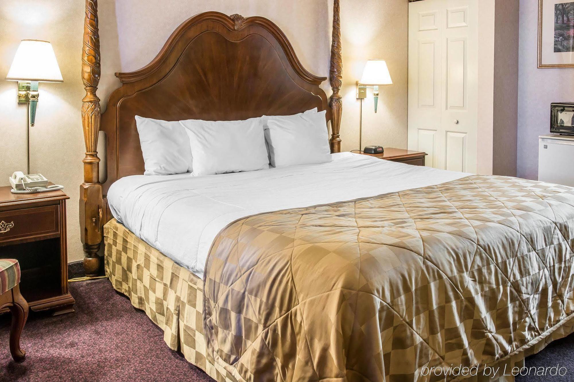 Clarion Hotel Beachfront Mackinaw City Esterno foto