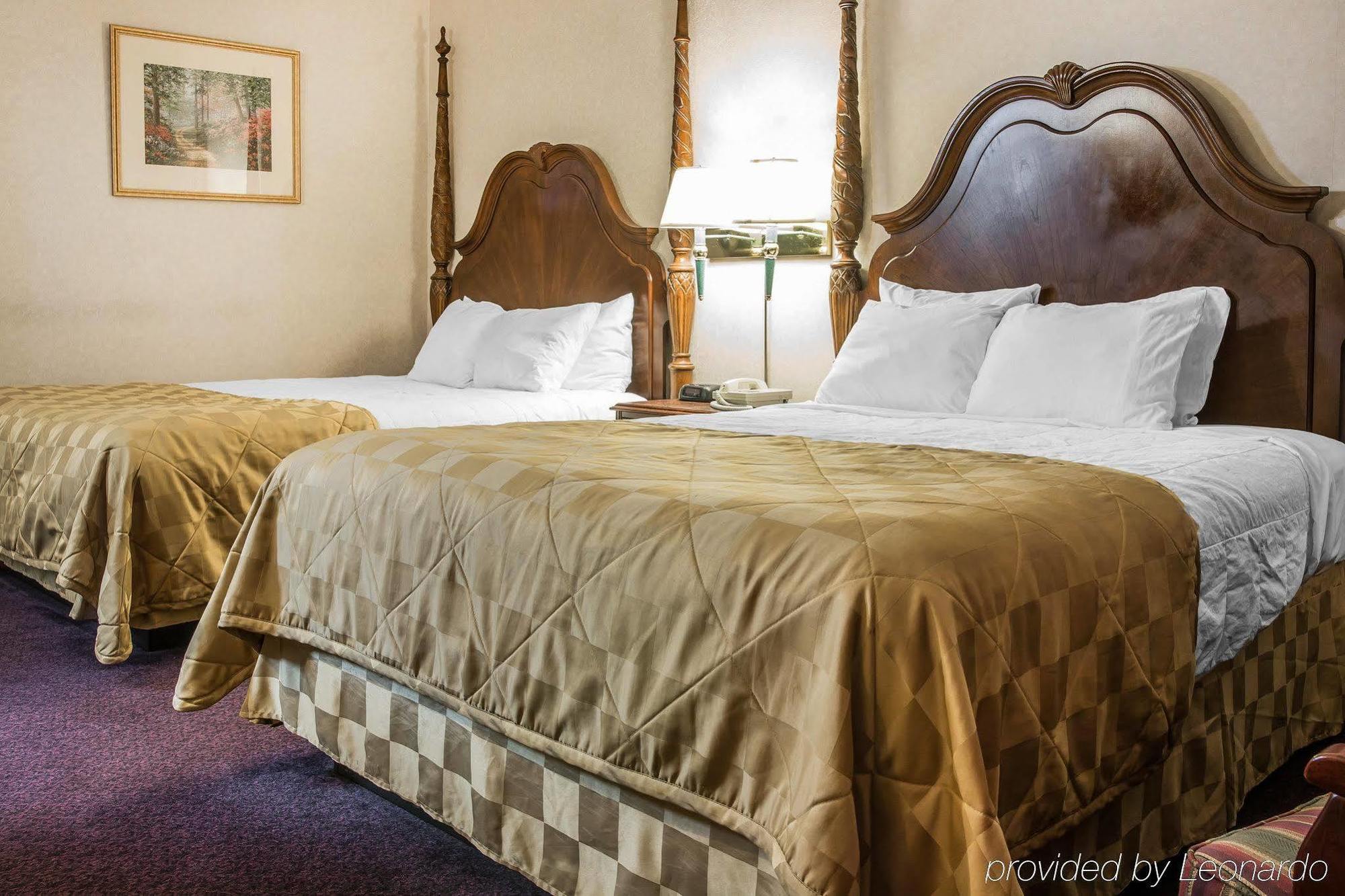 Clarion Hotel Beachfront Mackinaw City Esterno foto