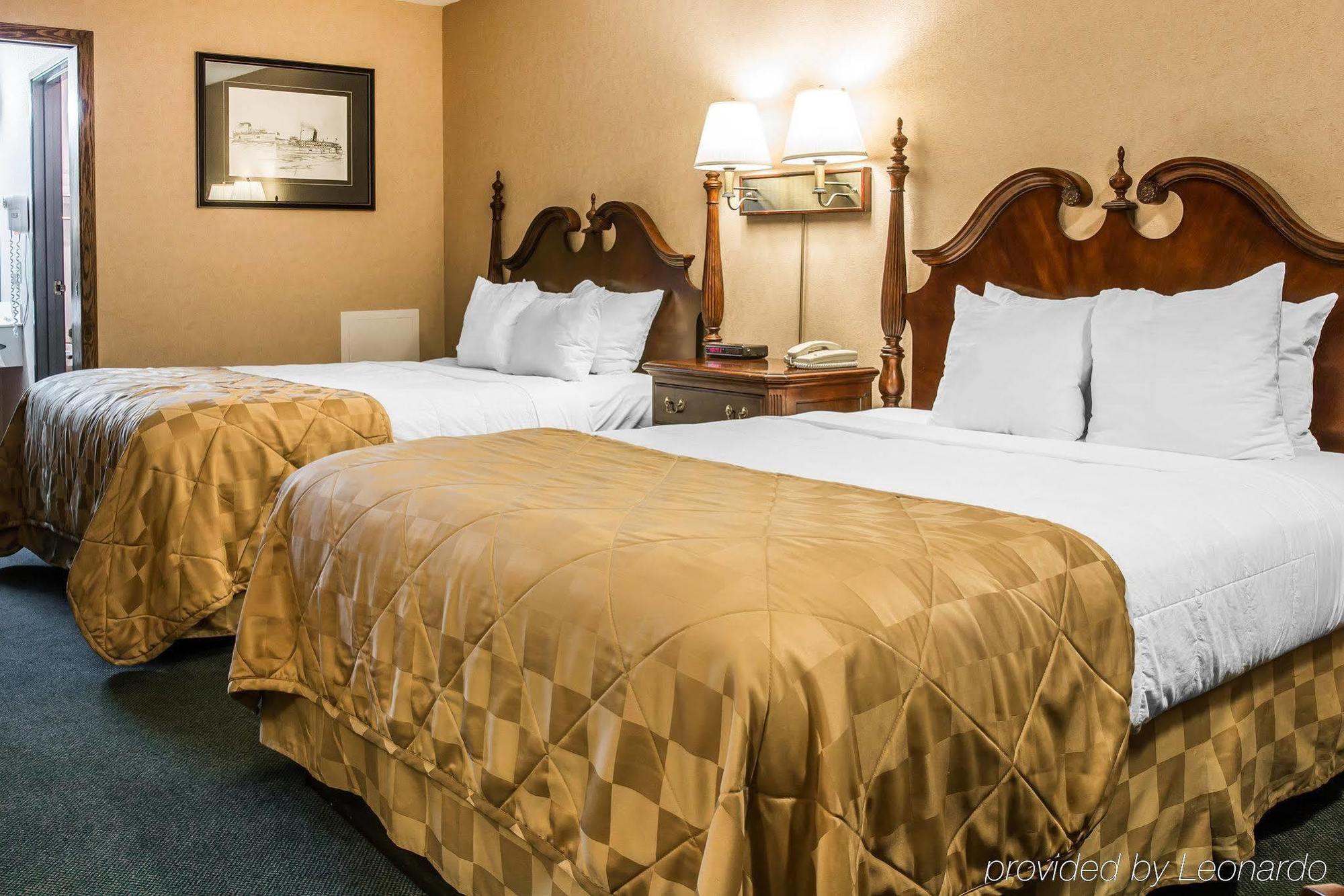 Clarion Hotel Beachfront Mackinaw City Esterno foto