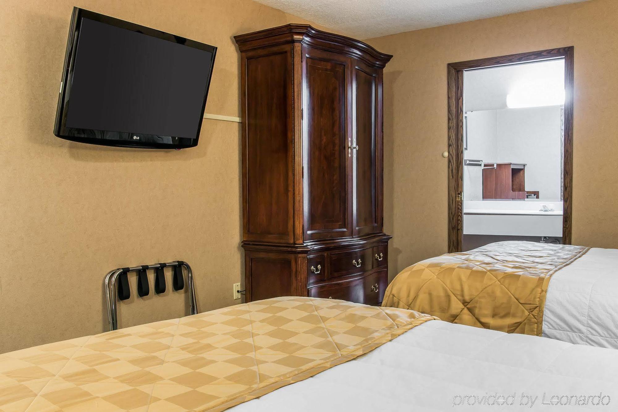 Clarion Hotel Beachfront Mackinaw City Esterno foto