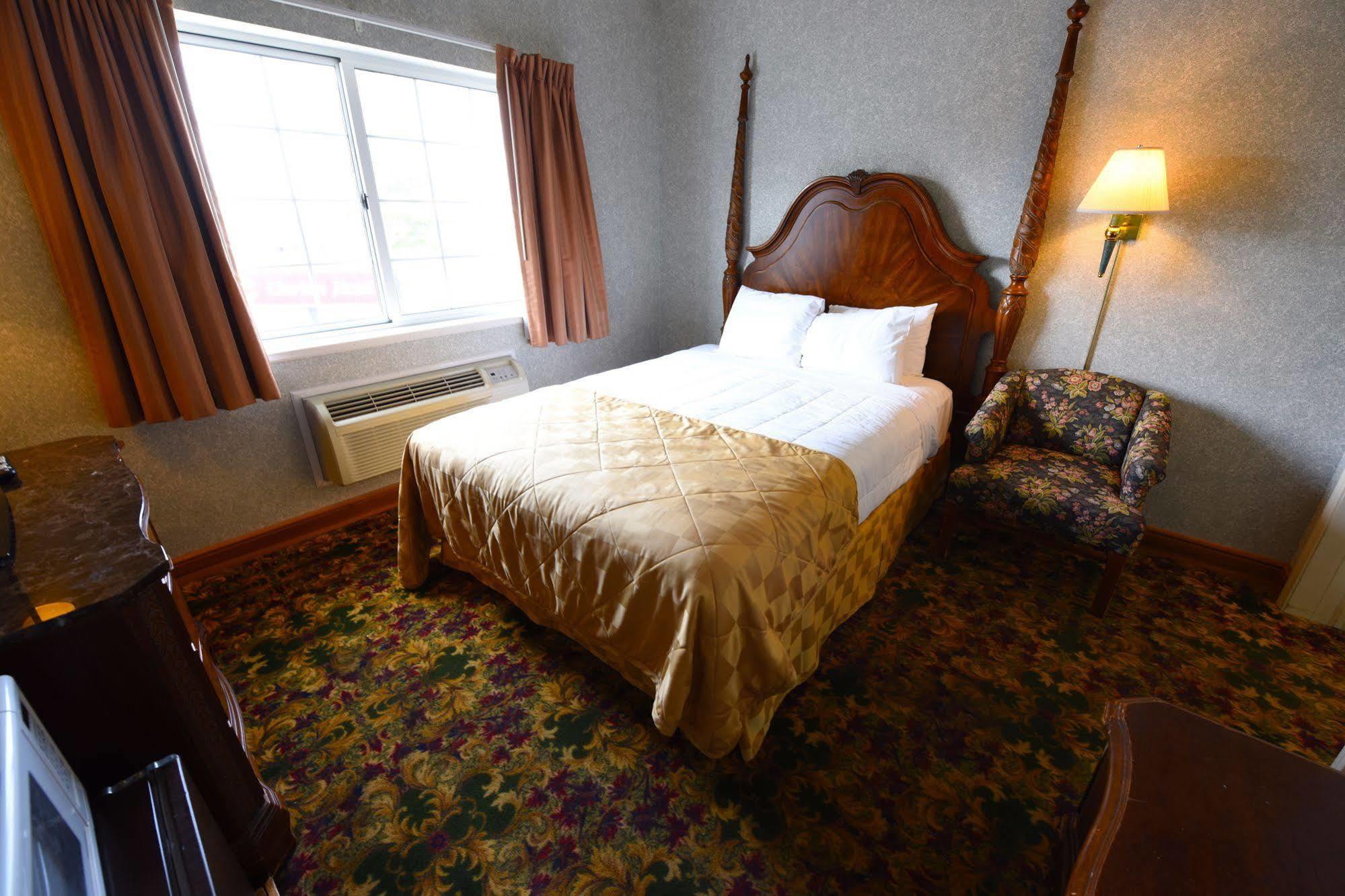 Clarion Hotel Beachfront Mackinaw City Esterno foto