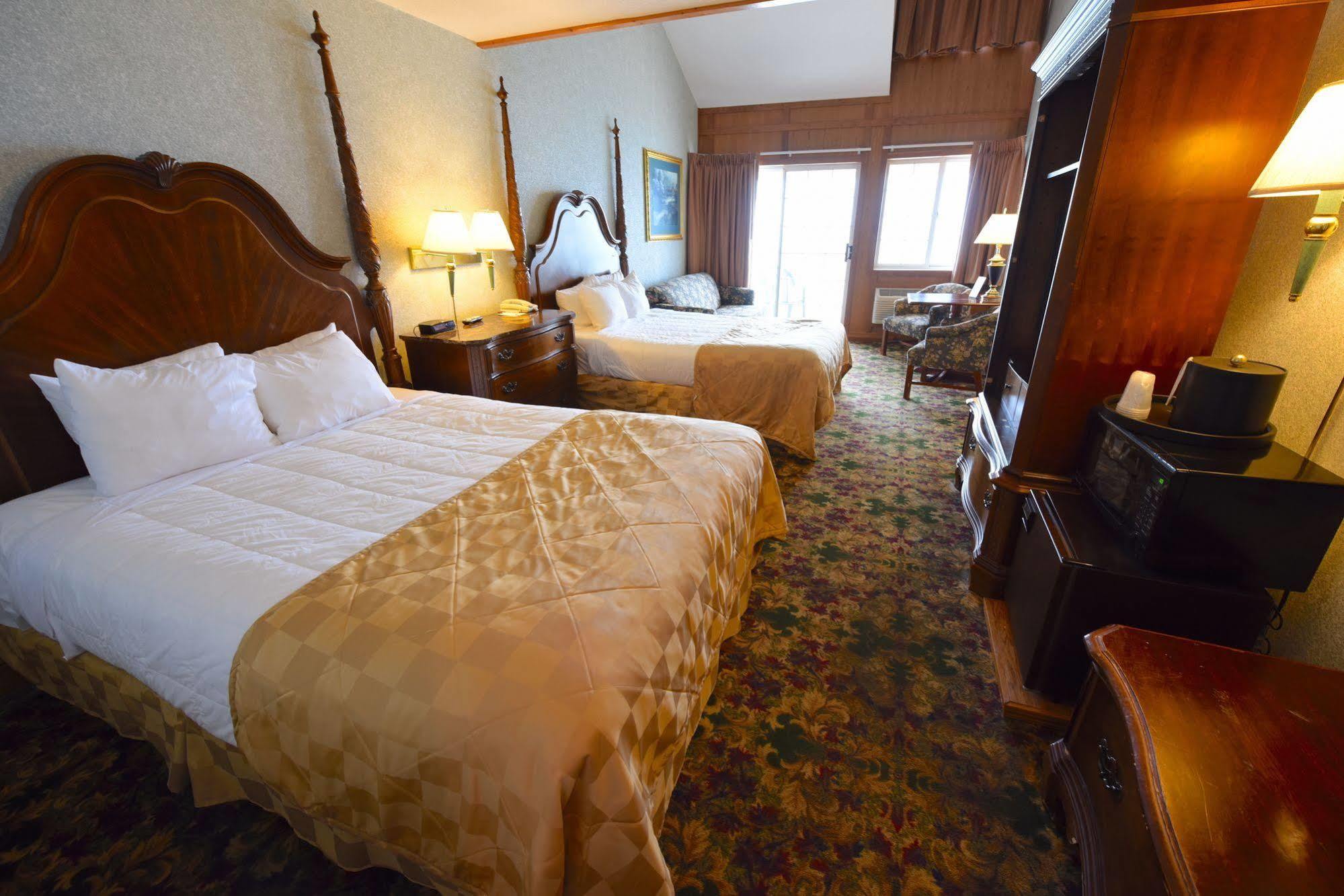 Clarion Hotel Beachfront Mackinaw City Esterno foto